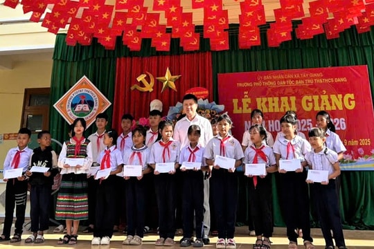 Công ty Cổ phần Thủy điện A Vương tiếp sức học sinh vùng cao đầu năm học mới