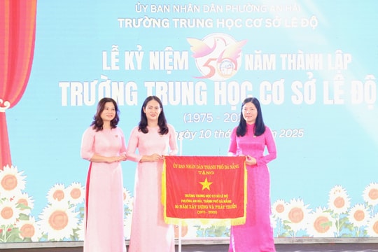 Trường THCS Lê Độ đón nhận Cờ thi đua của UBND thành phố Đà Nẵng