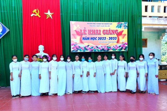 Áo dài tặng nữ sinh vùng cao