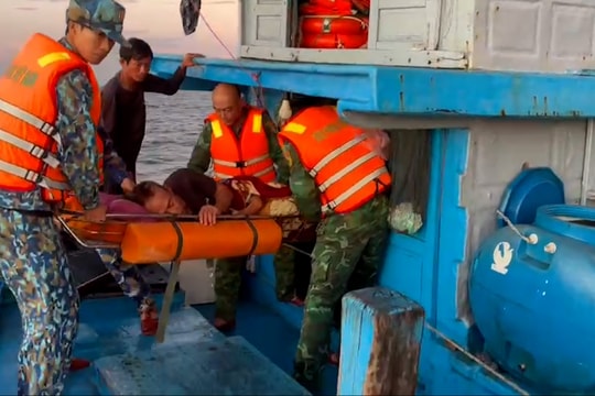 Bộ đội Biên phòng Đà Nẵng kịp thời cấp cứu ngư dân gặp nạn trên biển