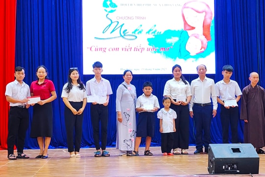 Trao 51 suất quà cho trẻ em mồ côi khó khăn