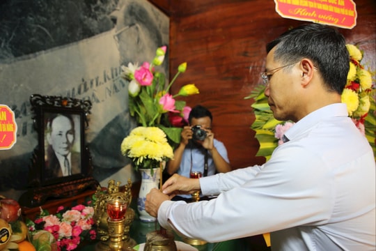Chủ tịch UBND thành phố Phạm Đức Ấn viếng hương Khu di tích căn cứ Khu ủy Khu 5 tại xã Phước Trà