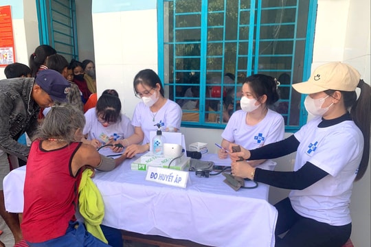 Khám bệnh, cấp thuốc điều trị miễn phí và tặng quà cho đồng bào Co, Ca Dong