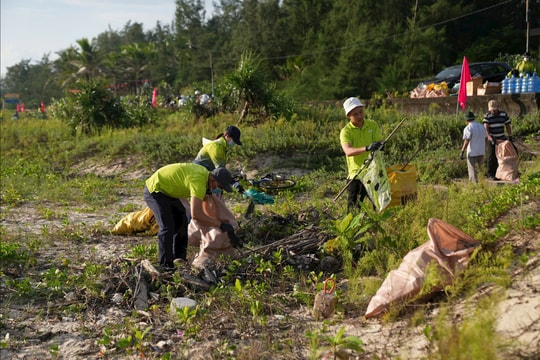 Phường Quảng Phú ra quân dọn vệ sinh bãi biển