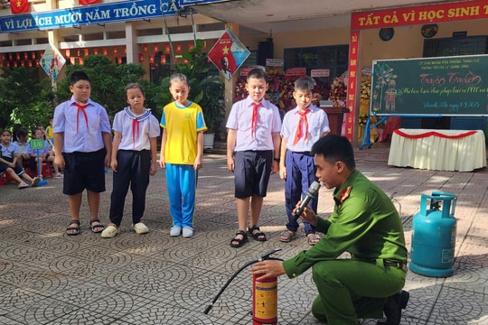 Trang bị kỹ năng phòng cháy chữa cháy cho giáo viên, học sinh