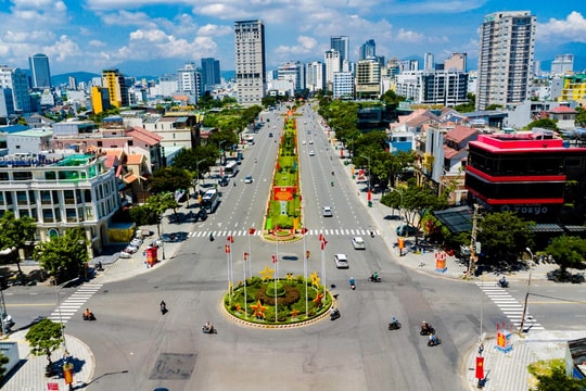 Da Nang adorned with national flags, flowers to welcome first municipal Party Congress for 2025 - 2030 term