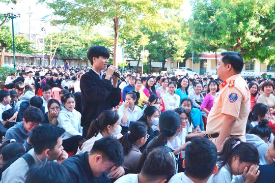 Tuyên truyền an toàn giao thông tại Trường THPT Huỳnh Ngọc Huệ