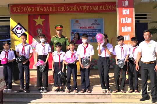 Công an xã Thăng Điền tuyên truyền pháp luật cho học sinh