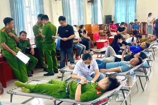 Người dân xã Vu Gia tham gia hiến máu tình nguyện