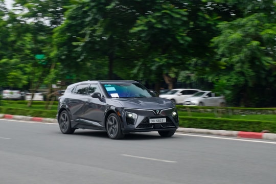 Lên đời VinFast VF 7, khách Việt khẳng định: “Không còn lý do để quay lại xe xăng”
