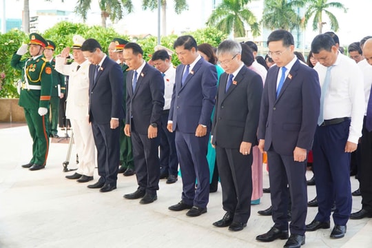 Lãnh đạo thành phố dâng hương tưởng niệm các anh hùng liệt sĩ trước thềm Đại hội đại biểu lần thứ I Đảng bộ thành phố Đà Nẵng nhiệm kỳ 2025 - 2030