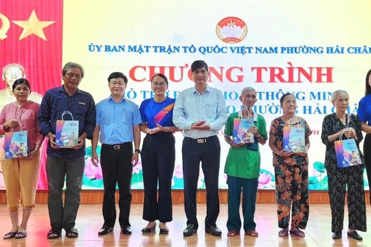 Phường Hải Châu và Ngũ Hành Sơn trao quà cho hộ nghèo, cận nghèo