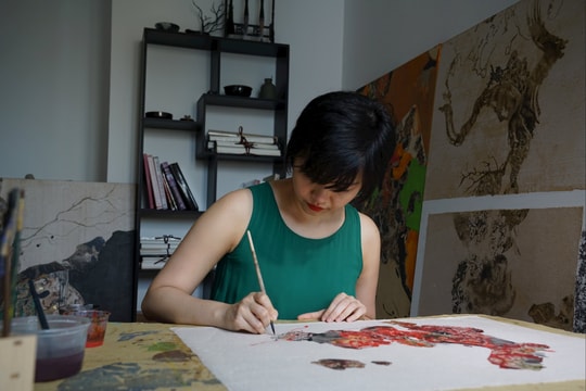 Mifa kiến tạo ngôn ngữ hội họa riêng từ chất liệu dân gian