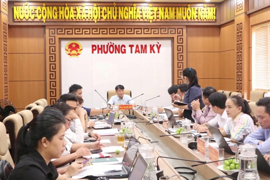 Tổ kiểm tra công vụ, cải cách hành chính và văn thư lưu trữ thành phố làm việc với phường Tam Kỳ