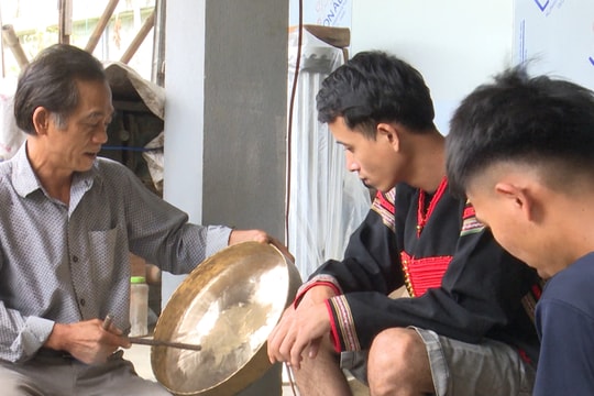 Trao truyền "hồn" chiêng…