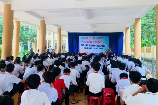 Đông Giang tuyên truyền pháp luật cho học sinh Trường THCS Mẹ Thứ