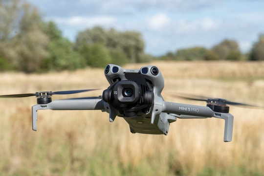 DJI Mini 5 Pro "xuyên thủng" phân khúc cao cấp, làm nên cuộc cách mạng về hình ảnh.