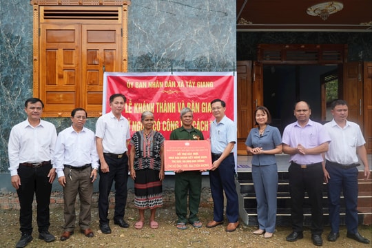 Xã Tây Giang bàn giao nhà tình nghĩa tặng gia đình có công cách mạng