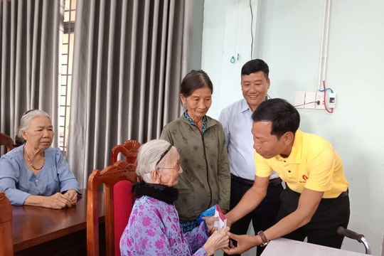 Quỹ Thiện Tâm tặng quà cho Bà mẹ Việt Nam anh hùng và thương binh nặng