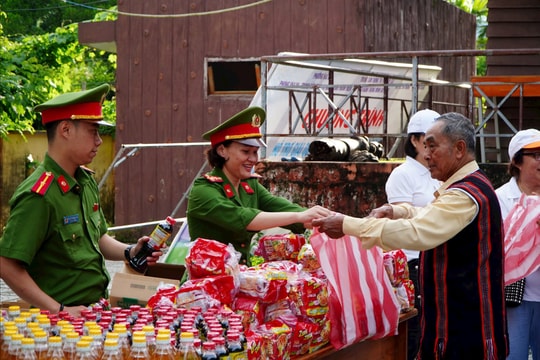 Công an phường Hải Vân thăm, tặng quà người có uy tín và đồng bào dân tộc Cơ Tu