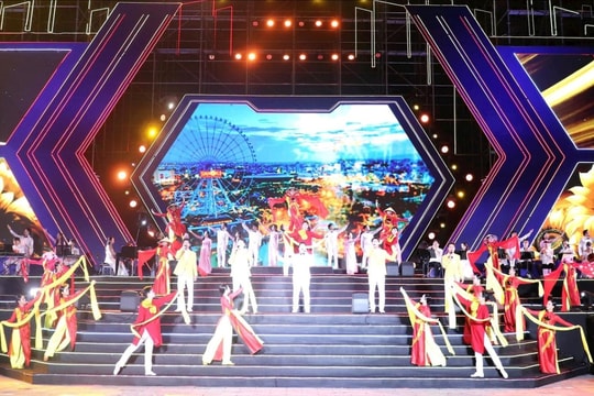 Special art program celebrates success of Da Nang Party Congress