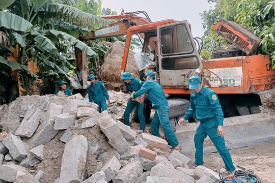 Giúp dân tháo dỡ nhà, bàn giao mặt bằng thi công quốc lộ 14E