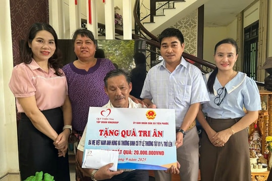 Xã Tiên Phước trao quà tri ân người có công