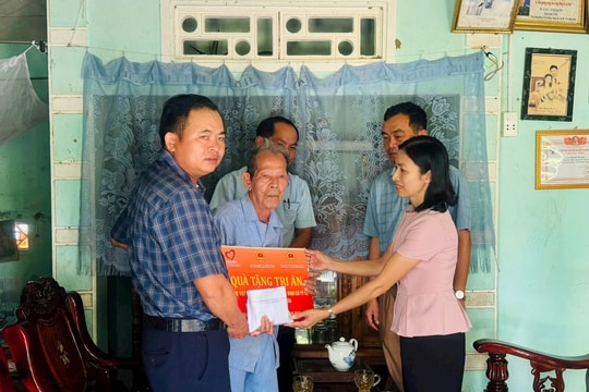 Tặng quà tri ân người có công tại xã Trà Liên