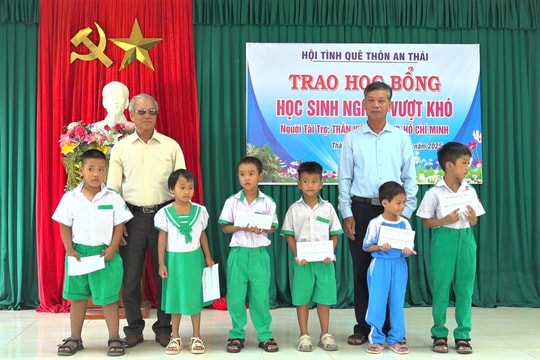 Trao 50 suất học bổng cho học sinh nghèo xã Thăng Điền