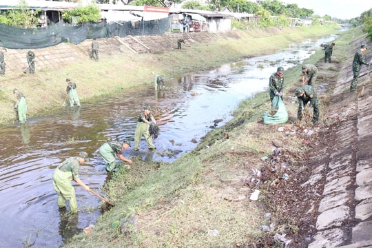 Khẩn trương khơi thông dòng chảy, cửa thu nước mưa