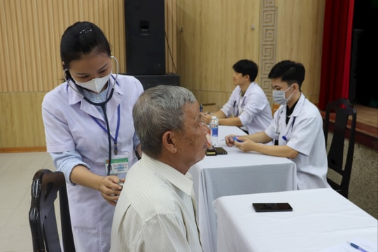 Khám tầm soát bệnh cho 200 cán bộ mặt trận khu dân cư tại phường Hòa Khánh