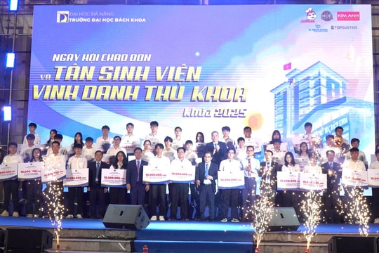 Trường Đại học Bách khoa trao học bổng cho thủ khoa khóa tuyển sinh năm 2025
