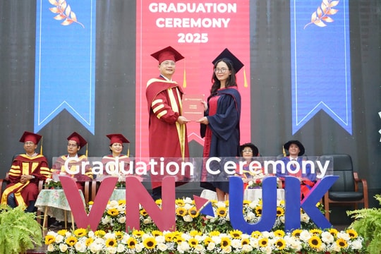 Viện Nghiên cứu và Đào tạo Việt - Anh trao bằng tốt nghiệp cho sinh viên