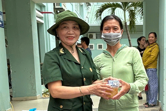 Tặng 500 suất quà cho bệnh nhân Bệnh viện Phụ sản - Nhi Đà Nẵng