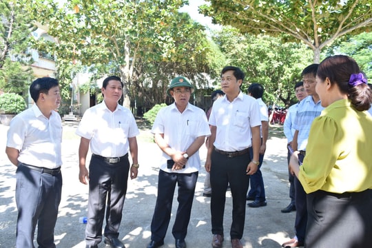 Phó Chủ tịch UBND thành phố Trần Anh Tuấn làm việc tại xã Duy Xuyên về giáo dục và giảm nghèo