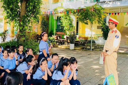 Công an phường Hòa Xuân phổ biến kiến thức an toàn giao thông cho học sinh