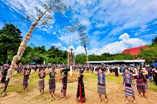 Hội làng Cơ Tu gắn kết