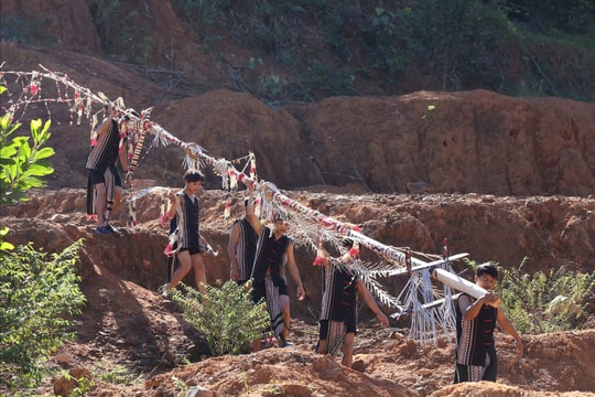 Nghệ thuật tạo hình trên cột lễ của người Co