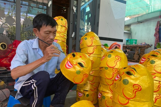 Nghề làm đầu lân vào mùa Tết Trung thu