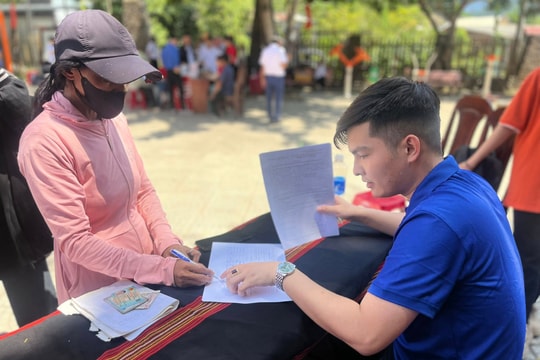 Giúp dân vùng xa làm quen với chính quyền số