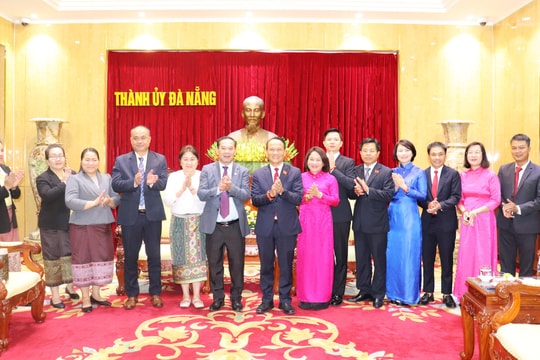Phó Bí thư Thường trực Thành ủy Nguyễn Đình Vĩnh tiếp đoàn đại biểu Báo Pasaxon (Lào)