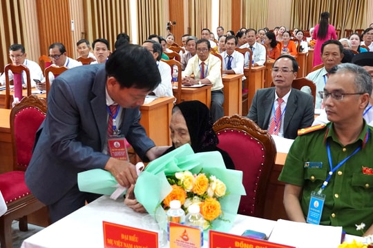 Mặt trận xã Tiên Phước: Tặng 71 sổ tiết kiệm tình nghĩa cho gia đình chính sách