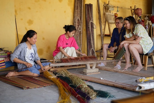 Đưa nghề dệt chiếu cói Kim Bồng thành sản phẩm du lịch