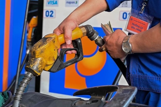 Giá xăng giảm mạnh, liệu có phải cơn bão giải nhiệt giữa mùa bão giá?