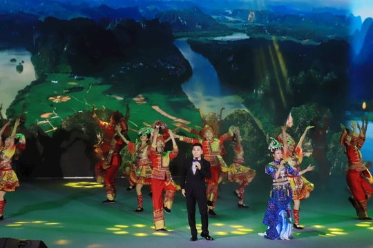 Special art program celebrates 75th founding anniversary of Vietnam - China diplomatic ties
