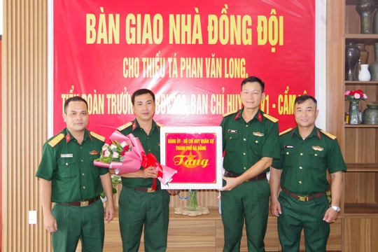 Bàn giao 2 ngôi nhà đồng đội cho quân nhân có hoàn cảnh khó khăn