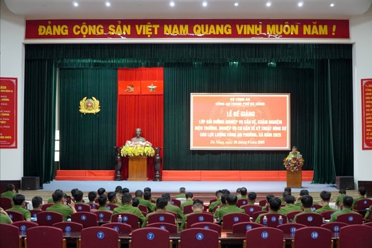 Bế giảng lớp bồi dưỡng nghiệp vụ kỹ thuật hình sự cho công an cấp xã, phường