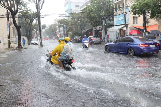 Đà Nẵng tiếp tục mưa lớn, dự báo gió giật cấp 7-8 trên đất liền