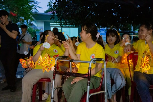 Tổ chức “Đêm hội trăng rằm” cho trẻ em khuyết tật, mồ côi