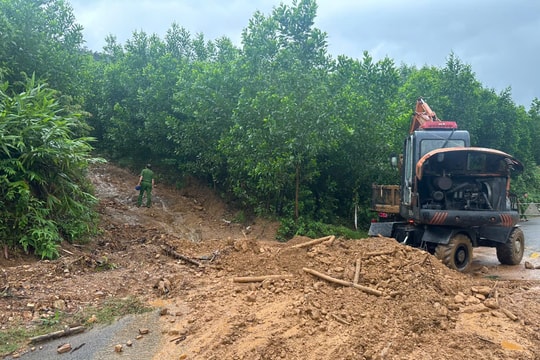 Đất đá sạt trượt xuống quốc lộ 14G sau mưa lớn